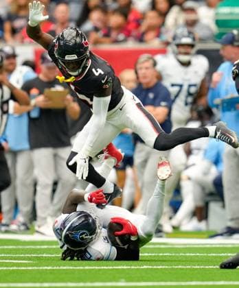 September 28, 2025, Houston, Texas, USA: Houston Texans cornerback KAMARI LASSITER (4) leaps over Tennessee Titans wide receiver CALVIN RIDLEY (0) after a tackle during the first half of an NFL, American Football Herren, USA game between the Houston Texans and the Tennessee Titans on September 28, 2025 in Houston, Texas. The Texans won, 26-0. Houston USA - ZUMAc201 20250928_zap_c201_062 Copyright: xScottxColemanx