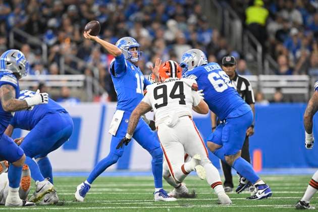 DETROIT, MI - SEPTEMBER 28: Detroit Lions Quarterback Jared Goff (16) throws from the pocket during the game between Cleveland Browns and Detroit Lions on September 28, 2025 at Ford Field in Detroit, MI ( CSM) Detroit United States - ZUMAc04_ 20250928_zma_c04_086 Copyright: xAllanxDranbergx