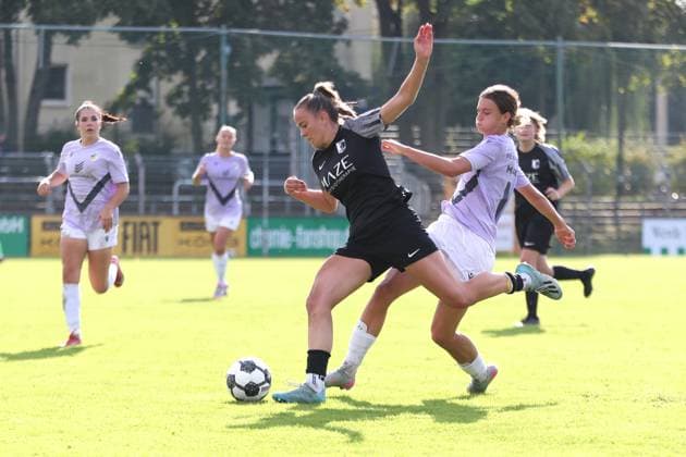 Soccer DFB Cup Women BSG Chemie Leipzig vs FC Carl Zeiss Jena 28 09 2025 Karla Wienecke 8, Chemie Leipzig ahead of Anna Margraf 18, Carl Zeiss Jena Soccer, DFB Cup Women, Season 2025 2026, 1 Round BSG Chemie Leipzig vs FC Carl Zeiss Jena on 28 09 2025 at Alfred Kunze Sportpark, Leipzig Leutzsch Copyright: xBEAUTIFULxSPORTS JanxKaeferx