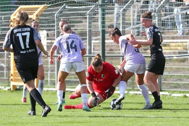 Soccer DFB Pokal Women BSG Chemie Leipzig vs FC Carl Zeiss Jena 28 09 2025 Goalkeeper Lina Bredereck 25, Chemie Leipzig vs Nelly Juckel 31, Carl Zeiss Jena Soccer, DFB Pokal Women, Season 2025 2026, 1 Round BSG Chemie Leipzig vs FC Carl Zeiss Jena on 28 09 2025 at Alfred Kunze Sportpark, Leipzig Leutzsch Copyright: xBEAUTIFULxSPORTS JanxKaeferx