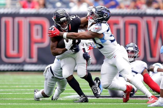 September 28, 2025, Houston, Texas, U.S: Houston Texans running back Nick Chubb (21) carries the ball while Tennessee Titans linebacker Cedric Gray (33) looks to tackle him during the third quarter of the NFL, American Football Herren, USA game between the Houston Texans and the Tennessee Titans at NRG Stadium in Houston, TX on September 28, 2025. Houston U.S - ZUMAw137 20250928_aap_w137_030 Copyright: xErikxWilliamsx