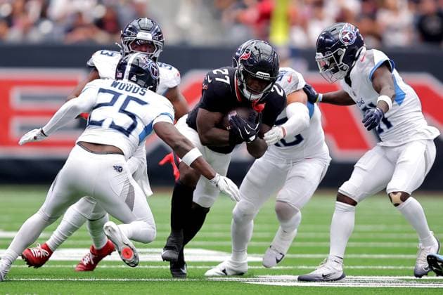 September 28, 2025, Houston, Texas, U.S: Houston Texans running back Woody Marks (27) carries the ball upfield during the third quarter of the NFL, American Football Herren, USA game between the Houston Texans and the Tennessee Titans at NRG Stadium in Houston, TX on September 28, 2025. Houston U.S - ZUMAw137 20250928_aap_w137_040 Copyright: xErikxWilliamsx