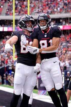 September 28, 2025, Houston, Texas, U.S: Houston Texans wide receiver Jayden Higgins (81) celebrates with Houston Texans tight end Dalton Schultz (86) after a touchdown catch during the fourth quarter of the NFL, American Football Herren, USA game between the Houston Texans and the Tennessee Titans at NRG Stadium in Houston, TX on September 28, 2025. Houston U.S - ZUMAw137 20250928_aap_w137_041 Copyright: xErikxWilliamsx