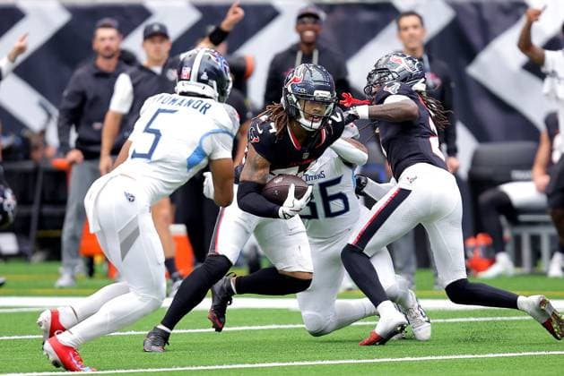 September 28, 2025, Houston, Texas, U.S: Houston Texans cornerback Derek Stingley Jr. (24) carries the ball upfield after an interception during the fourth quarter of the NFL, American Football Herren, USA game between the Houston Texans and the Tennessee Titans at NRG Stadium in Houston, TX on September 28, 2025. Houston U.S - ZUMAw137 20250928_aap_w137_045 Copyright: xErikxWilliamsx