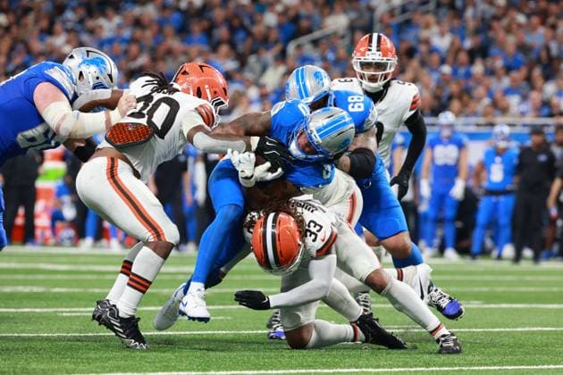 Cleveland Browns vs Detroit Lions DETROIT,MICHIGAN-SEPTEMBER 28: Detroit Lions running back Jahmyr Gibbs 0 runs the ball during the second half of an NFL, American Football Herren, USA football game between the Cleveland Browns and the Detroit Lions in Detroit, Michigan USA, on Sunday, September 28, 2025 Detroit Michigan United States  Copyright: xJorgexLemusx originalFilename:lemus-clevelan250928_npIwK.jpg