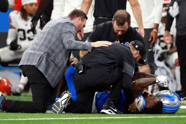 Cleveland Browns vs Detroit Lions DETROIT,MICHIGAN-SEPTEMBER 28: Detroit Lions cornerback DJ. Reed (4) is checked for injury during an NFL, American Football Herren, USA football game between the Cleveland Browns and the Detroit Lions in Detroit, Michigan USA, on Sunday, September 28, 2025. Detroit Michigan United States  Copyright: xAmyxLemusx originalFilename:lemus-clevelan250928_npLsF.jpg