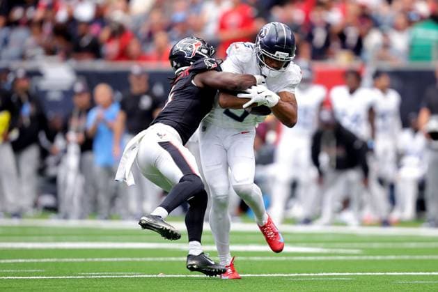September 28, 2025, Houston, Texas, U.S: Tennessee Titans wide receiver Elic Ayomanor (5) is tackled after a catch by Houston Texans cornerback Kamari Lassiter (4) during the second quarter of the NFL, American Football Herren, USA game between the Houston Texans and the Tennessee Titans at NRG Stadium in Houston, TX on September 28, 2025. Houston U.S - ZUMAw137 20250928_aap_w137_062 Copyright: xErikxWilliamsx