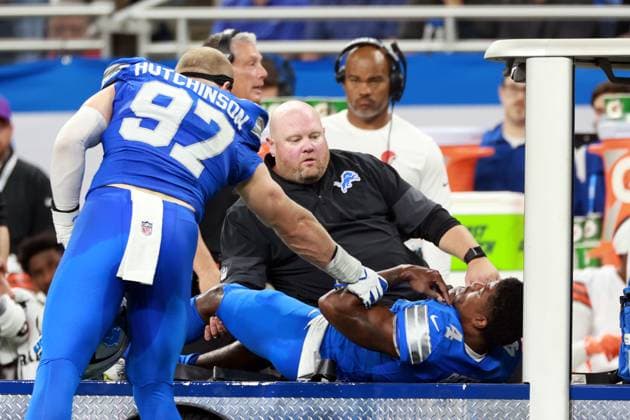Cleveland Browns vs Detroit Lions DETROIT,MICHIGAN-SEPTEMBER 28: Detroit Lions defensive end Aidan Hutchinson (97) consoles Detroit Lions cornerback DJ. Reed (4) as he is taken off the field on a cart due to an injury during an NFL, American Football Herren, USA football game between the Cleveland Browns and the Detroit Lions in Detroit, Michigan USA, on Sunday, September 28, 2025. Detroit Michigan United States  Copyright: xAmyxLemusx originalFilename:lemus-clevelan250928_npASd.jpg