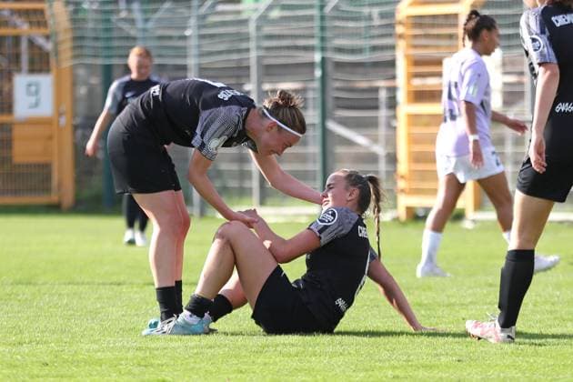 Soccer DFB Pokal Women BSG Chemie Leipzig vs FC Carl Zeiss Jena 28 09 2025 Victoria Ida Meyer 7, Chemie Leipzig with Karla Wienecke sitting on the ground 8, Chemie Leipzig Soccer, DFB Pokal Women, Season 2025 2026, 1 Round BSG Chemie Leipzig vs FC Carl Zeiss Jena on 28 09 2025 at Alfred Kunze Sportpark, Leipzig Leutzsch Copyright: xBEAUTIFULxSPORTS JanxKaeferx