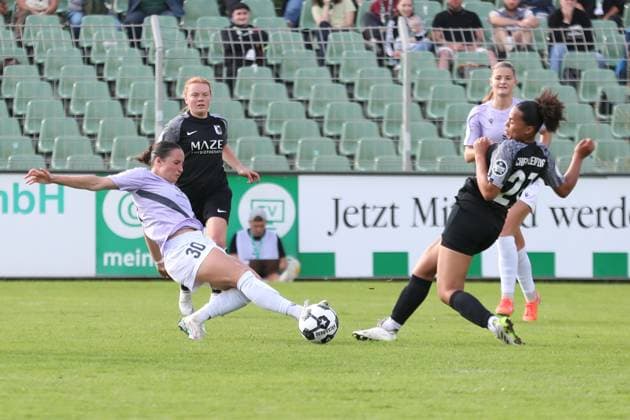 Soccer DFB Cup Women BSG Chemie Leipzig vs FC Carl Zeiss Jena 28 09 2025 Elena Mühlemann 30, Carl Zeiss Jena on the ball in front of Amy Tabe Ebi 21, Chemie Leipzig Soccer, DFB Cup Women, Season 2025 2026, 1 Round BSG Chemie Leipzig vs FC Carl Zeiss Jena on 28 09 2025 at Alfred Kunze Sportpark, Leipzig Leutzsch Copyright: xBEAUTIFULxSPORTS JanxKaeferx