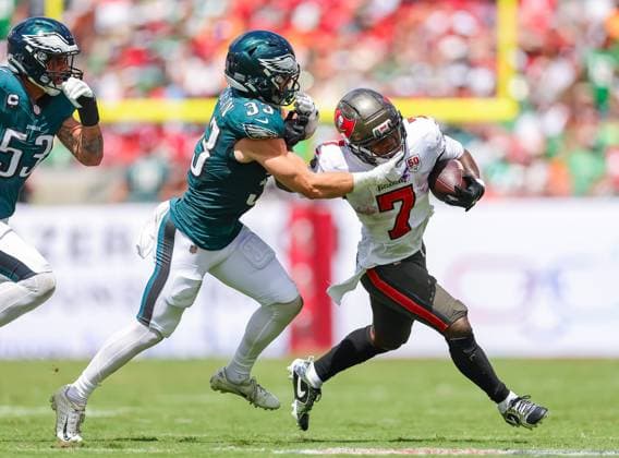 September 28, 2025, Tampa, Florida, USA: Tampa Bay Buccaneers running back BUCKY IRVING (7) attempts to escape from Philadelphia Eagles cornerback COOPER DEJEAN (33) at the National Football League Week 4 game between the Philadelphia Eagles and the Tampa Bay Buccaneers, Philadelphia Eagles win 31-25, at Raymond James Stadium. Tampa USA - ZUMAs335 20250928_znp_s335_008 Copyright: xMatthewxSmithx