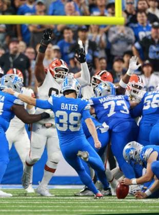 Cleveland Browns vs Detroit Lions DETROIT,MICHIGAN-SEPTEMBER 28: Detroit Lions kicker Jake Bates (39) kicks the extra point during an NFL, American Football Herren, USA football game between the Cleveland Browns and the Detroit Lions in Detroit, Michigan USA, on Sunday, September 28, 2025. Detroit Michigan United States  Copyright: xAmyxLemusx originalFilename:lemus-clevelan250928_npobj.jpg