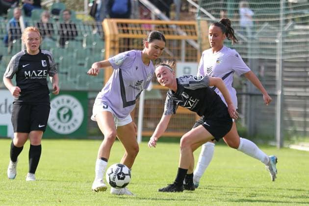 Soccer DFB Cup Women BSG Chemie Leipzig vs FC Carl Zeiss Jena 28 09 2025 Suya Häring 5, Carl Zeiss Jena on the ball in front of Victoria Ida Meyer 7, Chemie Leipzig Soccer, DFB Cup Women, Season 2025 2026, 1 Round BSG Chemie Leipzig vs FC Carl Zeiss Jena on 28 09 2025 at Alfred Kunze Sportpark, Leipzig Leutzsch Copyright: xBEAUTIFULxSPORTS JanxKaeferx