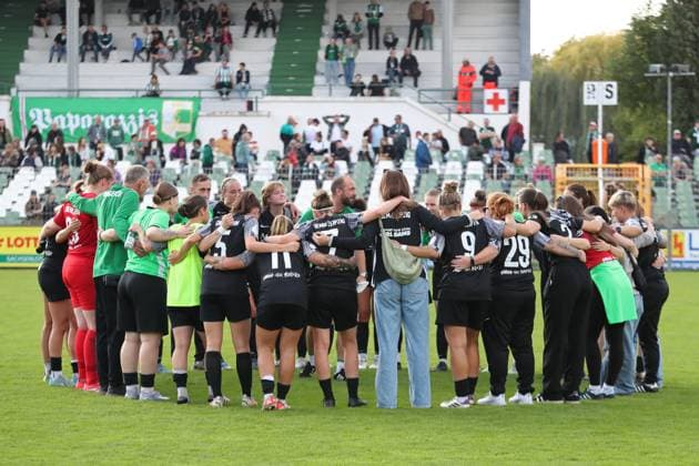 Soccer DFB Pokal Women BSG Chemie Leipzig vs FC Carl Zeiss Jena 28 09 2025 Co Coach Robert Strehler Chemie Leipzig speaks to the team in the team circle Football, DFB Pokal Women, Season 2025 2026, 1 Round BSG Chemie Leipzig vs FC Carl Zeiss Jena on 28 09 2025 at Alfred Kunze Sportpark, Leipzig Leutzsch Copyright: xBEAUTIFULxSPORTS JanxKaeferx