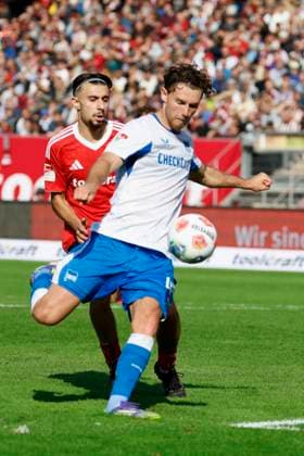 f l Berkay Yilmaz 1 FC Nuernberg, 21 and Linus Gechter Hertha BSC, 44 , 28 09 2025, Football, 2 Bundesliga, 1 FC Nuernberg Hertha BSC, DEU, Nuremberg, Max Morlock Stadion, DFL REGULATIONS PROHIBIT ANY USE OF PHOTOGRAPHS AS IMAGE SEQUENCES AND OR QUASI VIDEO Copyright: HMBxMedia xHeikoxBecker