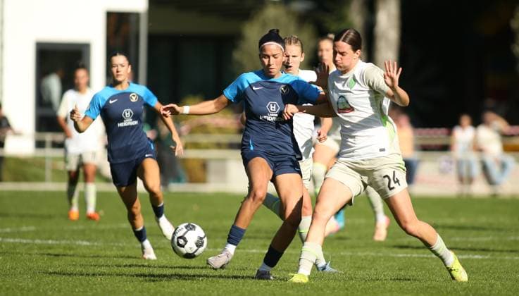 28 09 2025, Football, Season 2025 2026, Womens DFB Cup, First main round, SC Victoria Hamburg SV Werder Bremen Irem Üstün SCV, l , Lara Schmidt Wandsbek Hamburg