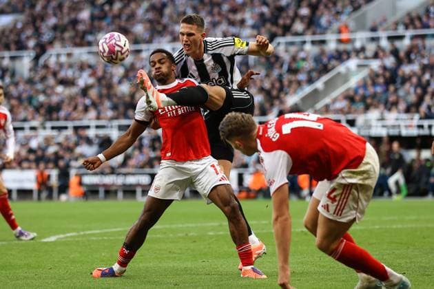 Newcastle United gegen Arsenal 28. September 2025, Newcastle Premier League Fußball Newcastle United gegen Arsenal Jurrien Timber von Arsenal und Sven Botman von Newcastle United Foto Jacques Feeney Abseits Newcastle UK  Copyright: xJacquesxFeeneyx xOffsidexOffside