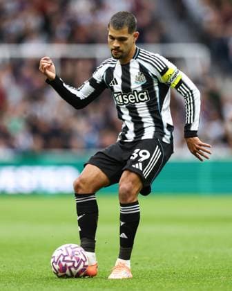 Newcastle United gegen Arsenal 28. September 2025, Newcastle Premier League Fußball Newcastle United gegen Arsenal Bruno Guimaraes von Newcastle United Foto Jacques Feeney Abseits Newcastle UK  Copyright: xJacquesxFeeneyx xOffsidexOffside