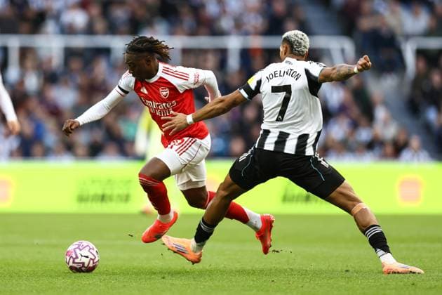 Newcastle United gegen Arsenal 28. September 2025, Newcastle Premier League Fußball Newcastle United gegen Arsenal Eberechi Eze von Arsenal und Joelinton von Newcastle United Foto Jacques Feeney Abseits Newcastle UK  Copyright: xJacquesxFeeneyx xOffsidexOffside