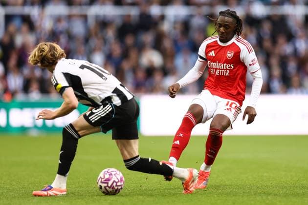 Newcastle United gegen Arsenal 28. September 2025, Newcastle Premier League Fußball Newcastle United gegen Arsenal Eberechi Eze von Arsenal spielt den Ball durch die Beine von Anthony Gordon von Newcastle United Foto Jacques Feeney Abseits Newcastle UK  Copyright: xJacquesxFeeneyx xOffsidexOffside