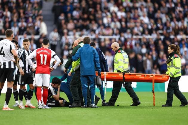 Newcastle United gegen Arsenal 28. September 2025, Newcastle Premier League Fußball Newcastle United gegen Arsenal Tino Livramento von Newcastle United muss unter Tränen auf einer Trage abtransportiert werden Foto Jacques Feeney Abseits Newcastle UK  Copyright: xJacquesxFeeneyx xOffsidexOffside