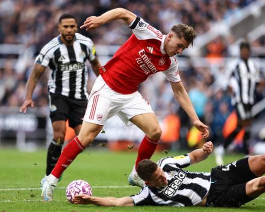 Newcastle United gegen Arsenal 28. September 2025, Newcastle Premier League Fußball Newcastle United gegen Arsenal Viktor Gyokeres von Arsenal kontrolliert den Ball, während Sven Botman von Newcastle United an ihm vorbeigleitet Foto Jacques Feeney Abseits Newcastle UK  Copyright: xJacquesxFeeneyx xOffsidexOffside