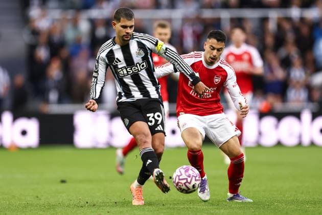 Newcastle United gegen Arsenal 28. September 2025, Newcastle Premier League Fußball Newcastle United gegen Arsenal Bruno Guimaraes von Newcastle United und Gabriel Martinelli von Arsenal Foto Jacques Feeney Abseits Newcastle UK  Copyright: xJacquesxFeeneyx xOffsidexOffside