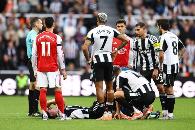 Newcastle United gegen Arsenal 28. September 2025, Newcastle Premier League Fußball Newcastle United gegen Arsenal Tino Livramento von Newcastle United muss unter Tränen auf einer Trage abtransportiert werden Foto Jacques Feeney Abseits Newcastle UK  Copyright: xJacquesxFeeneyx xOffsidexOffside