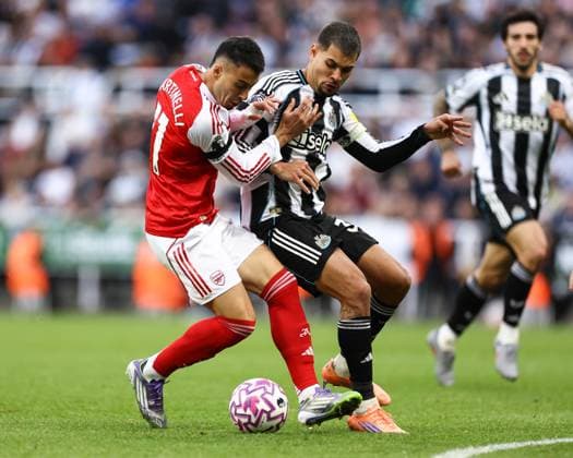 Newcastle United gegen Arsenal 28. September 2025, Newcastle Premier League Fußball Newcastle United gegen Arsenal Gabriel Martinelli von Arsenal und Bruno Guimaraes von Newcastle United Foto Jacques Feeney Abseits Newcastle UK  Copyright: xJacquesxFeeneyx xOffsidexOffside