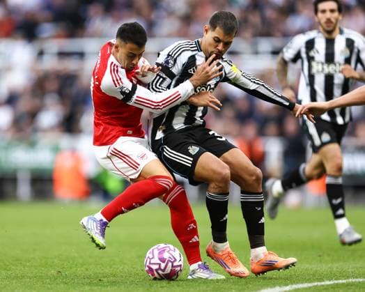 Newcastle United gegen Arsenal 28. September 2025, Newcastle Premier League Fußball Newcastle United gegen Arsenal Gabriel Martinelli von Arsenal und Bruno Guimaraes von Newcastle United Foto Jacques Feeney Abseits Newcastle UK  Copyright: xJacquesxFeeneyx xOffsidexOffside