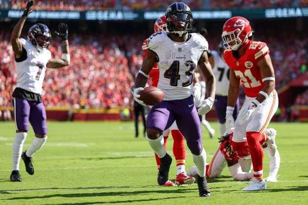 September 28, 2025: Baltimore Ravens running back Justice Hill (43) catches a pass for a touchdown during the first half of an NFL, American Football Herren, USA football game against the Kansas City Chiefs at GEHA Field at Arrowhead Stadium in Kansas City, MO. CSM Kansas City United States of America - ZUMAc04_ 20250928_zma_c04_141 Copyright: xDavidxSmithx