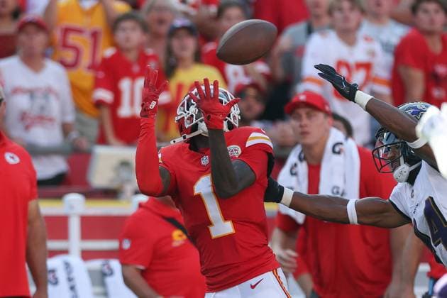 September 28, 2025: Kansas City Chiefs wide receiver Xavier Worthy (1) catches a pass for a first down during the first half of an NFL, American Football Herren, USA football game against the Baltimore Ravens at GEHA Field at Arrowhead Stadium in Kansas City, MO. CSM Kansas City United States of America - ZUMAc04_ 20250928_zma_c04_147 Copyright: xDavidxSmithx