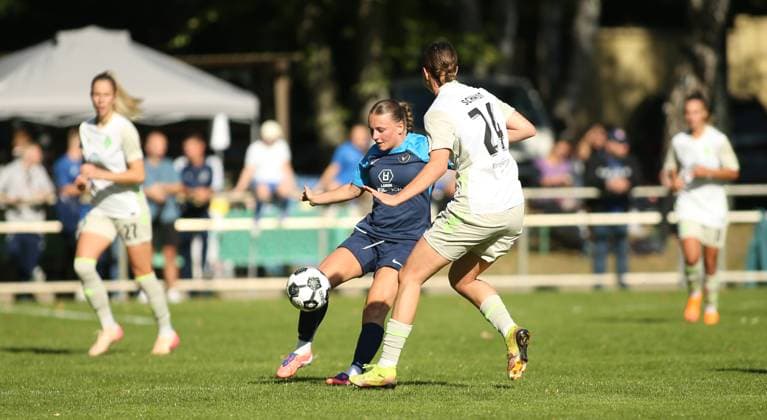 28 09 2025, Football, Season 2025 2026, Womens DFB Cup, First main round, SC Victoria Hamburg SV Werder Bremen Julie Marie Nachtigall SCV, l , Lara Schmidt Wandsbek Hamburg