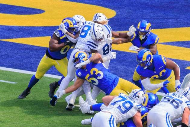 September 28, 2025, Inglewood, California, USA: 84 Tyler Warren, TE of the Indianapolis Colts scores a touchdown during their regular NFL, American Football Herren, USA season game against the Los Angeles Rams on Sunday September 28, 2025 at SoFi Stadium in Inglewood, California. ARIANA RUIZ PI Inglewood USA - ZUMAp124 20250928_zaa_p124_028 Copyright: xArianaxRuizx