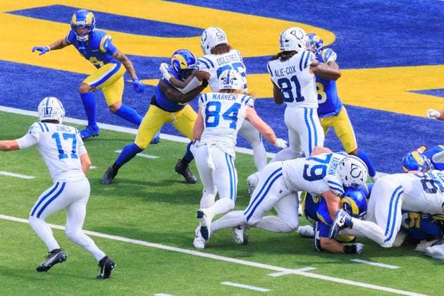 September 28, 2025, Inglewood, California, USA: 84 Tyler Warren, TE of the Indianapolis Colts runs to the end zone to score a touchdown during their regular NFL, American Football Herren, USA season game against the Los Angeles Rams on Sunday September 28, 2025 at SoFi Stadium in Inglewood, California. ARIANA RUIZ PI Inglewood USA - ZUMAp124 20250928_zaa_p124_030 Copyright: xArianaxRuizx