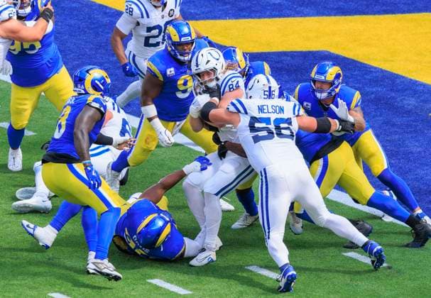 September 28, 2025, Inglewood, California, USA: 84 Tyler Warren, TE of the Indianapolis Colts pushes forward for a touchdown during their regular season NFL, American Football Herren, USA game against the Los Angeles Rams on Sunday September 28, 2025 at SoFi Stadium in Inglewood, California. JAVIER ROJAS PI Inglewood USA - ZUMAp124 20250928_zaa_p124_037 Copyright: xJavierxRojasx