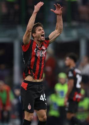 Milan, Italy, 28th September 2025. Matteo Gabbia of AC Milan encourages fans to get behind the team for the final minutes of the AC Milan vs Napoli Serie A match at Giuseppe Meazza, Milan. Picture credit should read: Jonathan Moscrop Sportimage EDITORIAL USE ONLY. No use with unauthorised audio, video, data, fixture lists, club league logos or live services. Online in-match use limited to 120 images, no video emulation. No use in betting, games or single club league player publications. SPI_022_JM_MILAN_NAPOLI SPI-4164-0022