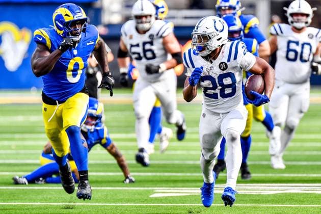 September 28, 2025 Inglewood, CA.Indianapolis Colts running back Jonathan Taylor (28) runs for a touchdown that is called back for a holding penalty in action in the fourth quarter during the NFL, American Football Herren, USA football game.Indianapolis Colts vs. Los Angeles Rams.Mandatory Photo Credit: Cal Media Inglewood United States of America - ZUMAc04_ 20250928_zma_c04_154 Copyright: xLouisxLopezx