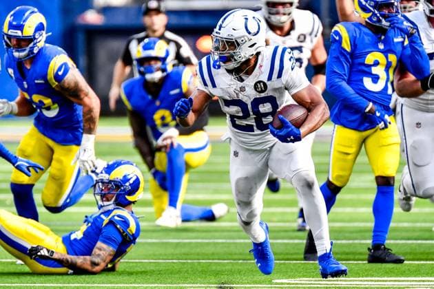September 28, 2025 Inglewood, CA.Indianapolis Colts running back Jonathan Taylor (28) runs for a touchdown that is called back for a holding penalty in action in the fourth quarter during the NFL, American Football Herren, USA football game.Indianapolis Colts vs. Los Angeles Rams.Mandatory Photo Credit: Cal Media Inglewood United States of America - ZUMAc04_ 20250928_zma_c04_161 Copyright: xLouisxLopezx
