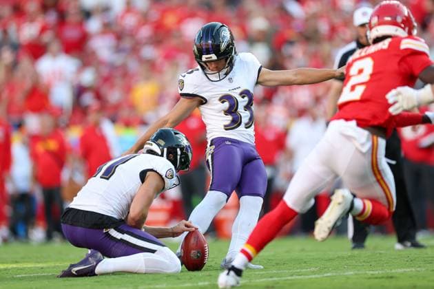 September 28, 2025: Baltimore Ravens kicker Tyler Loop (33) kicks a field goal during the second half of an NFL, American Football Herren, USA football game against the Kansas City Chiefs at GEHA Field at Arrowhead Stadium in Kansas City, MO. CSM Kansas City United States of America - ZUMAc04_ 20250928_zma_c04_182 Copyright: xDavidxSmithx