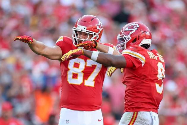 September 28, 2025: Kansas City Chiefs tight end Travis Kelce (87) and wide receiver Juju Smith Schuster (9) celebrate Smith Schuster s first down catch during the second half of an NFL, American Football Herren, USA football game at GEHA Field at Arrowhead Stadium in Kansas City, MO. CSM Kansas City United States of America - ZUMAc04_ 20250928_zma_c04_187 Copyright: xDavidxSmithx