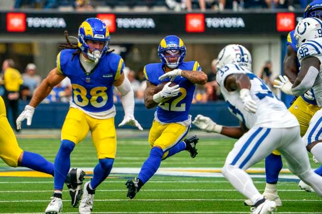 September 28, 2025, Inglewood, California, USA: 22 Blake Corum, RB of the Los Angeles Rams with the ball during their regular season NFL, American Football Herren, USA game against the Indianapolis Colts on Sunday September 28, 2025 at SoFi Stadium in Inglewood, California. Rams defeat Colts, 24-20. ENRIQUE GURROLA ALST PI Inglewood USA - ZUMAp124 20250928_zaa_p124_061 Copyright: xEnriquexGurrolax
