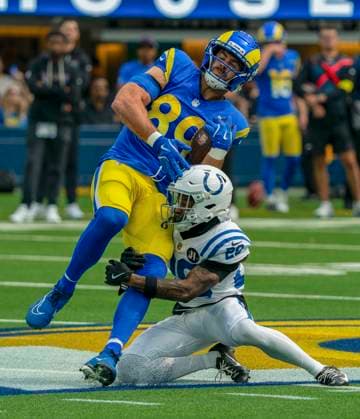 September 28, 2025, Inglewood, California, USA: 89 Tyler Higbee, TE of the Los Angeles Rams is tackled by 20 Nick Cross, SAF of the Indianapolis Colts during their regular season NFL, American Football Herren, USA game on Sunday September 28, 2025 at SoFi Stadium in Inglewood, California. Rams defeat Colts, 24-20. ENRIQUE GURROLA ALST PI Inglewood USA - ZUMAp124 20250928_zaa_p124_066 Copyright: xEnriquexGurrolax