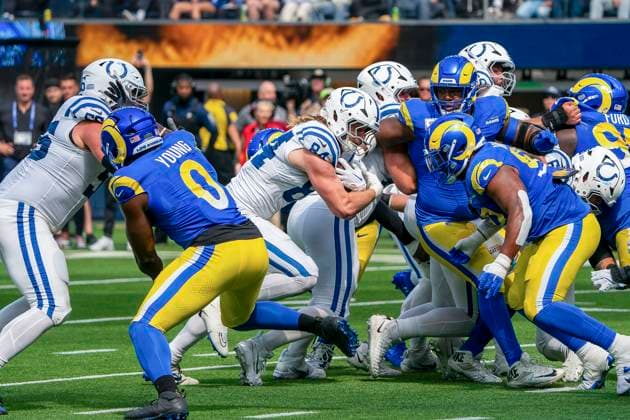 September 28, 2025, Inglewood, California, USA: 84 Tyler Warren, TE of the Indianapolis Colts pushes thru the defense for a touchdown during their regular season NFL, American Football Herren, USA game against the Los Angeles Rams on Sunday September 28, 2025 at SoFi Stadium in Inglewood, California. Rams defeat Colts, 24-20. ENRIQUE GURROLA ALST PI Inglewood USA - ZUMAp124 20250928_zaa_p124_070 Copyright: xEnriquexGurrolax