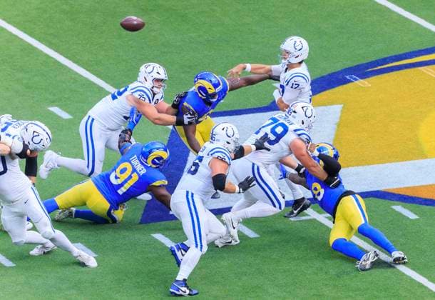 September 28, 2025, Inglewood, California, USA: 17 Daniel Jones, QB of the Indianapolis Colts passes the ball during their regular NFL, American Football Herren, USA season game against the Los Angeles Rams on Sunday September 28, 2025 at SoFi Stadium in Inglewood, California. Rams defeat Colts, 27-20. ARIANA RUIZ PI Inglewood USA - ZUMAp124 20250928_zaa_p124_081 Copyright: xArianaxRuizx