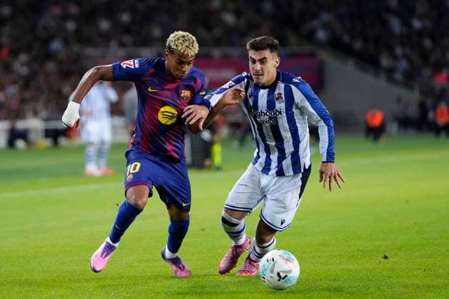 FC Barcelona, Barca v Real Sociedad - LaLiga EA Sports Lamine Yamal right winger of Barcelona and Spain and Ander Barrenetxea left winger of Real Sociedad and Spain compete for the ball during the LaLiga EA Sports match between FC Barcelona and Real Sociedad at Estadi Olimpic Lluis Companys on September 28, 2025 in Barcelona, Spain. Barcelona Spain  Copyright: xJosexBretonx originalFilename:bretonhernandez-fcbarcel250928_npAKP.jpg