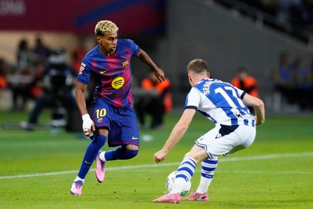 FC Barcelona, Barca v Real Sociedad - LaLiga EA Sports Lamine Yamal right winger of Barcelona and Spain and Sergio Gomez left-back of Real Sociedad and Spain compete for the ball during the LaLiga EA Sports match between FC Barcelona and Real Sociedad at Estadi Olimpic Lluis Companys on September 28, 2025 in Barcelona, Spain. Barcelona Spain  Copyright: xJosexBretonx originalFilename:bretonhernandez-fcbarcel250928_npm29.jpg