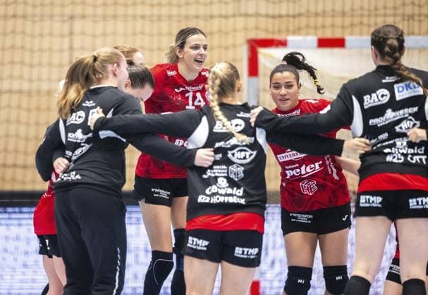 HANDBALL WOMEN DHB POKAL EIGHTEENTH FINAL THC BUXTEHUDER SV FOR EDITORIAL PURPOSES ONLY p 28 09 2025 Bad Langensalza Handball Women 1 Bundesliga Women Season 2025 2026 Salzhalle DHB Pokal Achtelfinale Thüringer HC Buxtehuder SV in photo THC cheering after the final whistle Germany Thueringen Bad Langensalza Copyright SaschaxFromm Copyright: SaschaxFromm doc82lfziwswye17tsu8ke ,EDITORIAL USE ONLY Copyright: SaschaxFromm