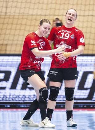 HANDBALL WOMEN DHB POKAL EIGHTEEN FINALS THC BUXTEHUDER SV FOR EDITORIAL PURPOSES ONLY p 28 09 2025 Bad Langensalza Handball Women 1 Bundesliga Women Season 2025 2026 Salzhalle DHB Pokal Round of 16 Thüringer HC Buxtehuder SV in the photo THC cheering after the final whistle, here Luca Farago 19 Thüringer HC and Anna Szabo 26 Thüringer HC Germany Thueringen Bad Langensalza Copyright SaschaxFromm Copyright: SaschaxFromm doc82lfzkcdal1193jwanxt ,EDITORIAL USE ONLY Copyright: SaschaxFromm