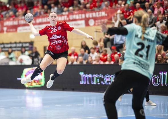 HANDBALL WOMEN DHB CUP EIGHTEEN FINALS THC BUXTEHUDER SV FOR EDITORIAL PURPOSES ONLY p 28 09 2025 Bad Langensalza Handball Women 1 Bundesliga Women Season 2025 2026 Salzhalle DHB Cup round of 16 Thüringer HC Buxtehuder SV in photo Anna Szabo 26 Thüringer HC in duel with goalkeeper Marie Andresen 21 Buxtehuder SV Germany Thuringia Bad Langensalza Copyright SaschaxFromm Copyright: SaschaxFromm doc82lg0o1t2nt12gdvg2hq ,EDITORIAL USE ONLY Copyright: SaschaxFromm